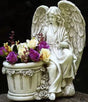 Engel sitzend neben Topf 28.5cm hoch 18.5x28.5cm Polyresin